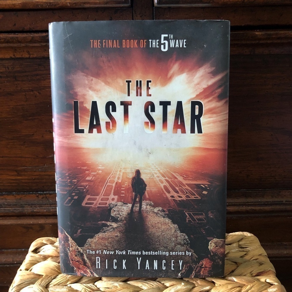 The 5th Wave series: The Last Star by: Rick Yancey hardback book